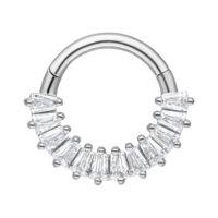 Septum Clicker in argento in acciaio chirurgico con cristalli chiari su sfondo bianco