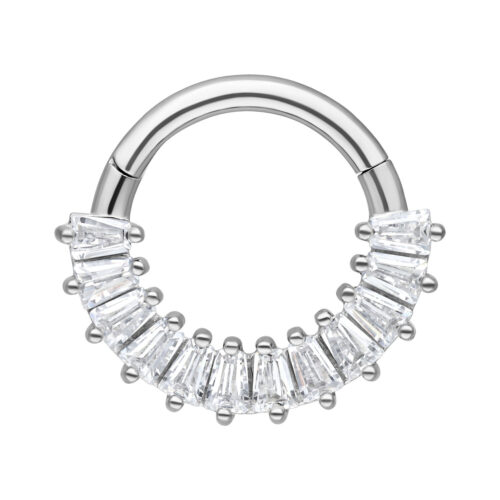 Septum Clicker in argento in acciaio chirurgico con cristalli chiari su sfondo bianco
