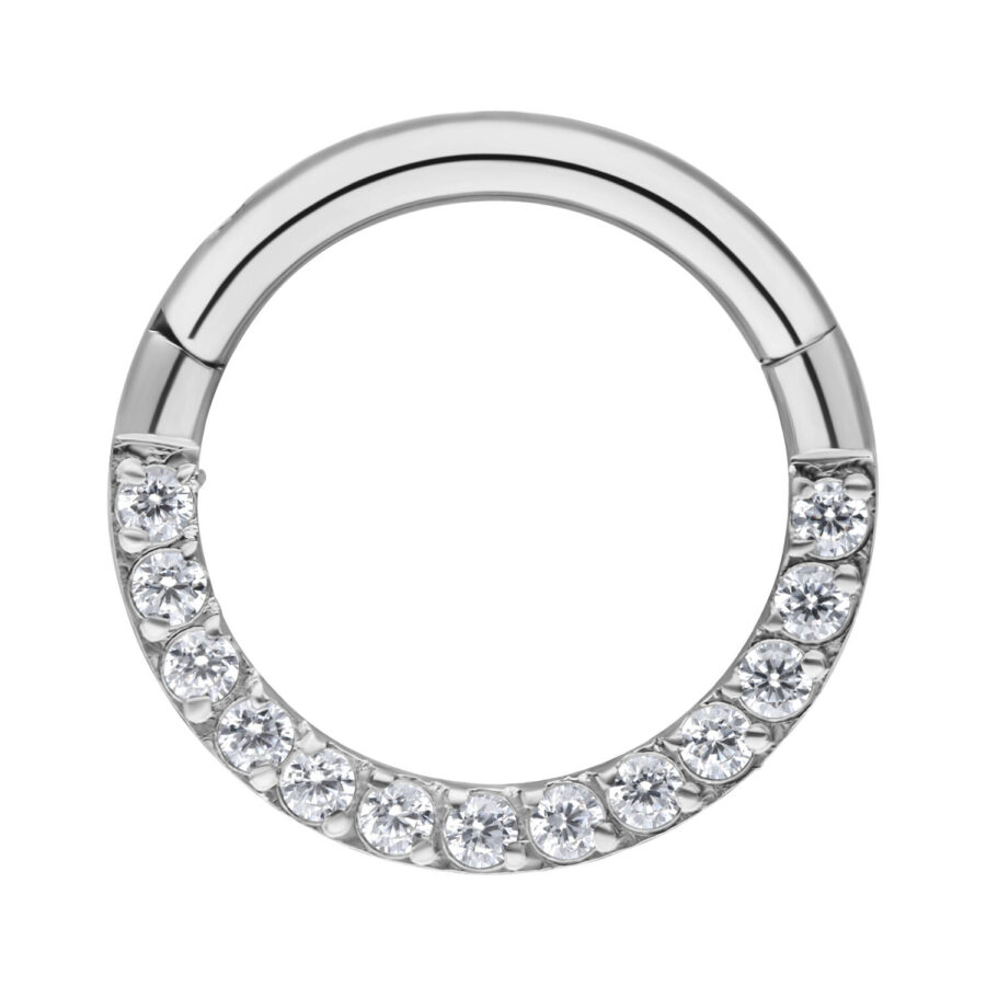 Clicker per setto in argento con cristalli pavé su sfondo bianco