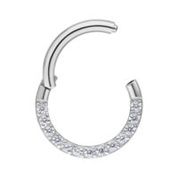 Clicker per setto in argento in acciaio chirurgico con cristalli chiari su sfondo bianco