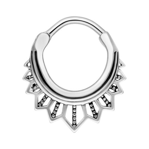 Septum Clicker argento con decorazioni a zigzag su sfondo bianco