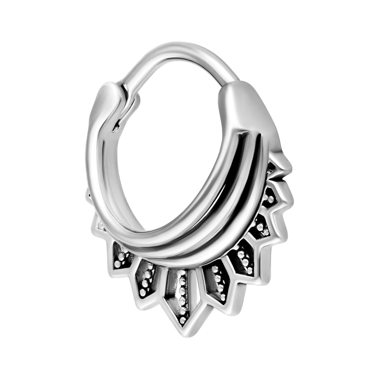 Anello Septum Clicker in argento con design floreale su sfondo bianco