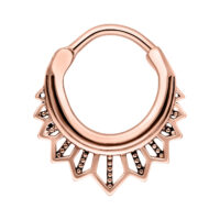 Septum Clicker in oro rosa con motivo a zigzag decorativo su sfondo bianco
