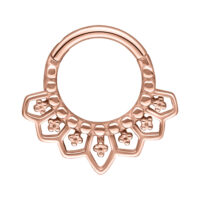 Clicker per septum in oro rosa con design floreale su sfondo bianco