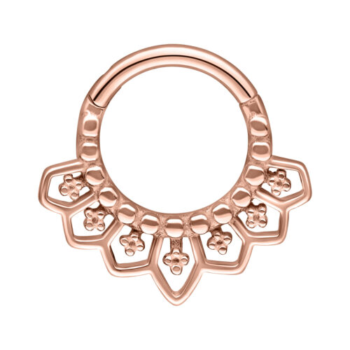 Clicker per septum in oro rosa con design floreale su sfondo bianco