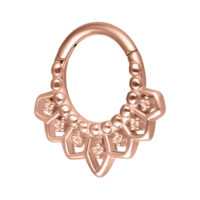 Septum Clicker in oro rosa con design geometrico su sfondo bianco