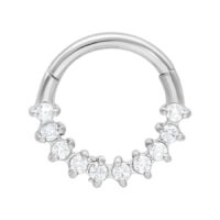 Septum Clicker color argento in acciaio chirurgico con cristalli, su sfondo bianco