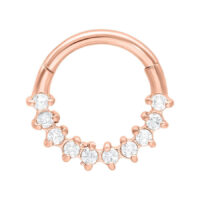 Elegante clicker per setto in oro rosa con cristalli chiari su sfondo bianco