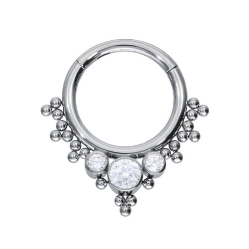 Clicker per septum in argento con pietre cristalline su sfondo bianco