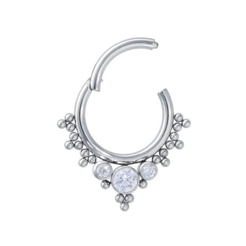 Clicker Septum Argento con cristalli chiari su sfondo bianco