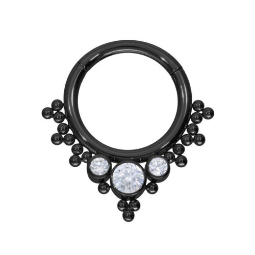 Anello piercing nero con cristalli chiari su sfondo bianco