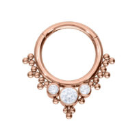 Anello piercing oro rosa con cristalli su sfondo bianco