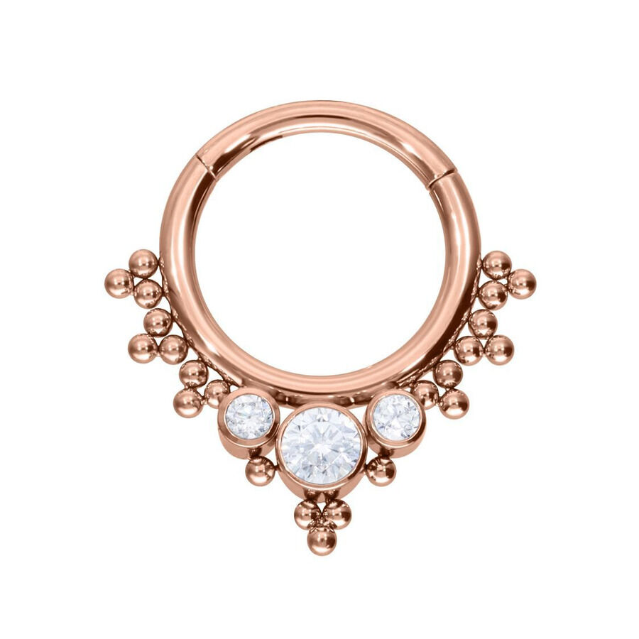 Anello piercing oro rosa con cristalli su sfondo bianco