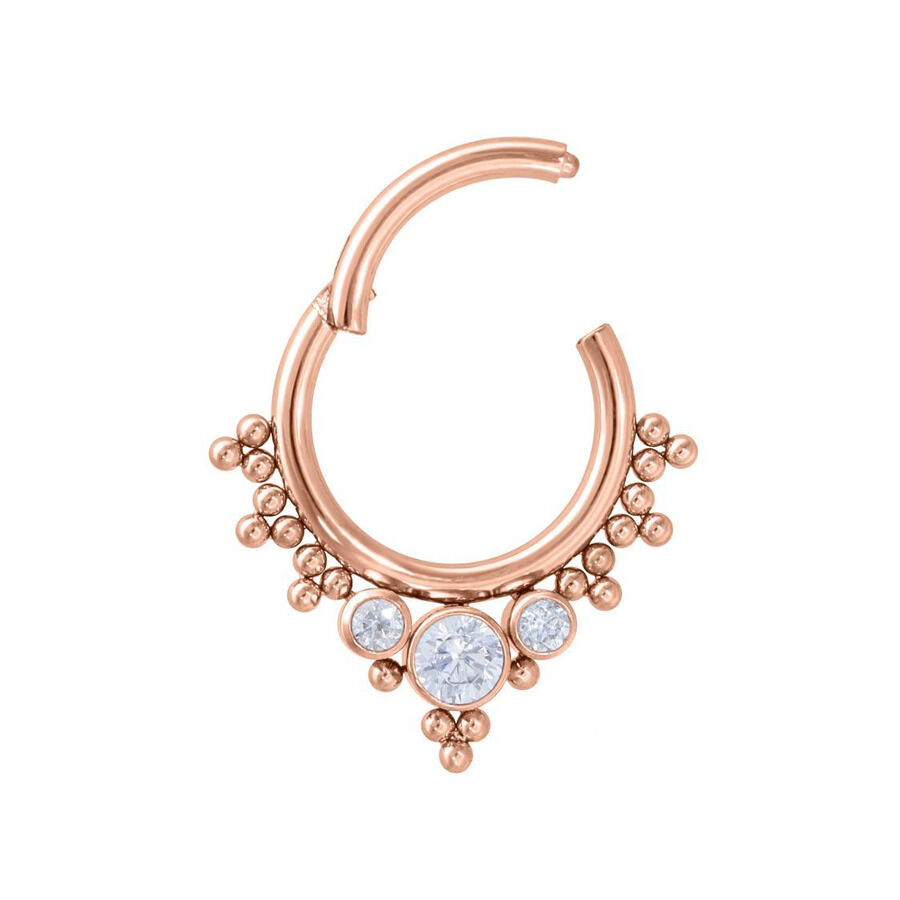 Rosé-goldener Piercingring mit Kristallen auf weißem Hintergrund