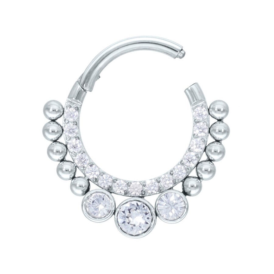 Clicker septum in argento con cristalli chiari su sfondo bianco