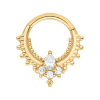Anello piercing dorato con cristalli su sfondo bianco