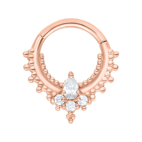 Anello da piercing in oro rosa con decorazione di cristalli su sfondo bianco