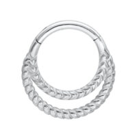 Double Twisted Clicker argento in acciaio chirurgico 316L su sfondo bianco
