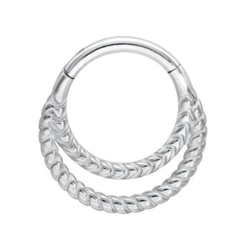 Double Twisted Clicker argento in acciaio chirurgico 316L su sfondo bianco