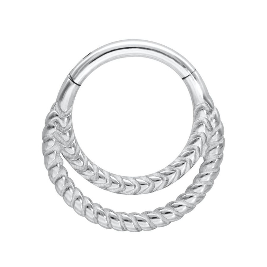 Double Twisted Clicker argento in acciaio chirurgico 316L su sfondo bianco
