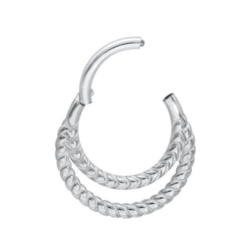 Anello piercing argento con doppia torsione su sfondo bianco