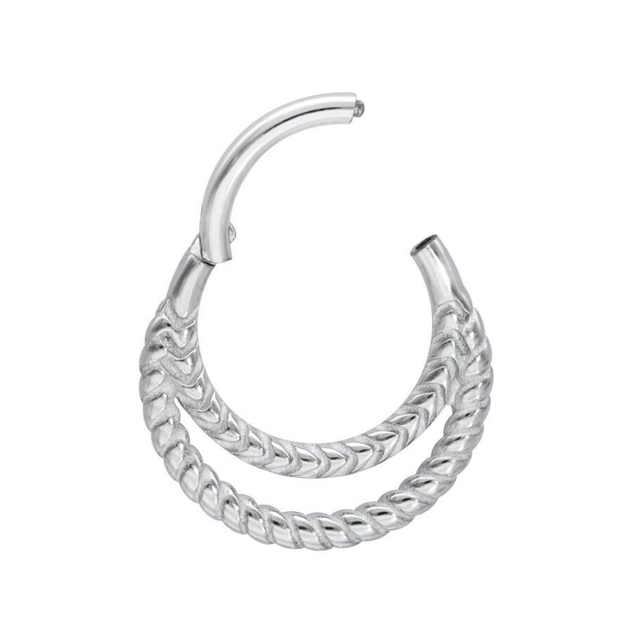 Anello piercing argento con doppia torsione su sfondo bianco