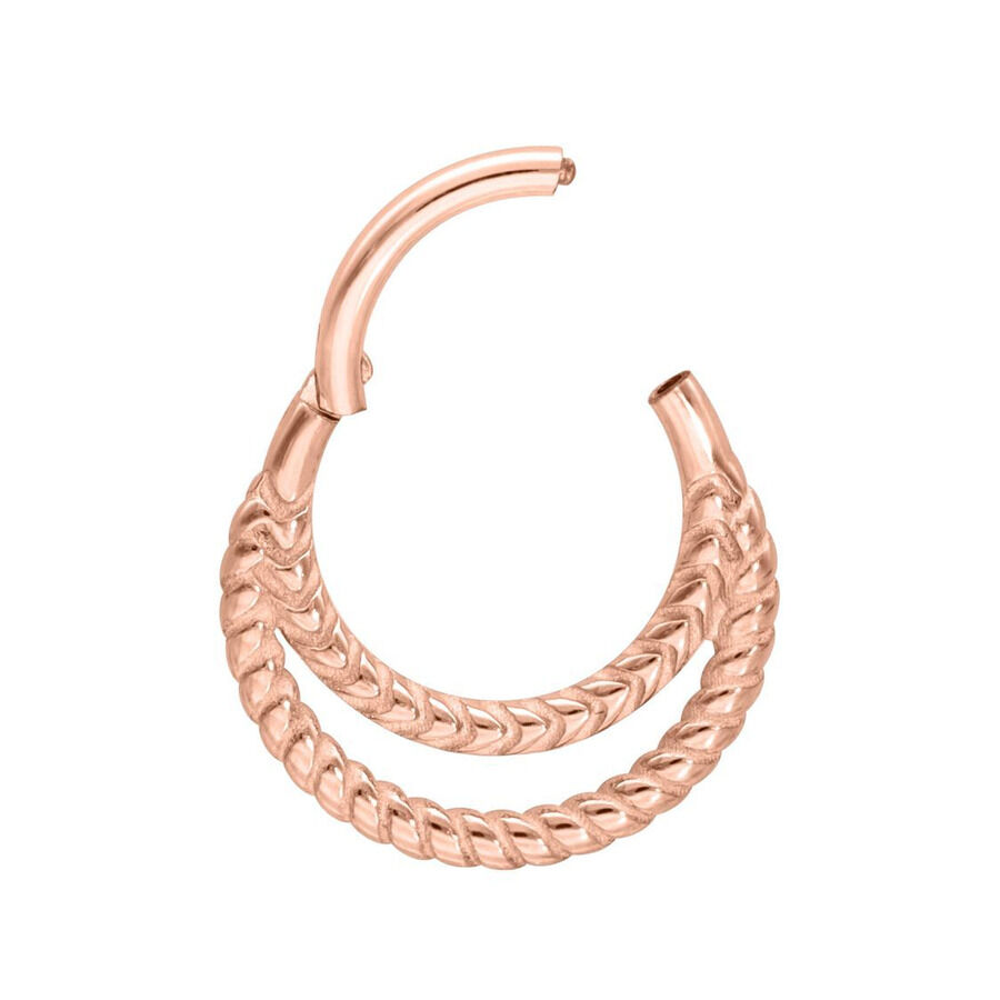 Double Twisted Clicker in oro rosa in acciaio chirurgico 316L su sfondo bianco