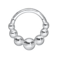 Anello piercing argento con design a sfere su sfondo bianco