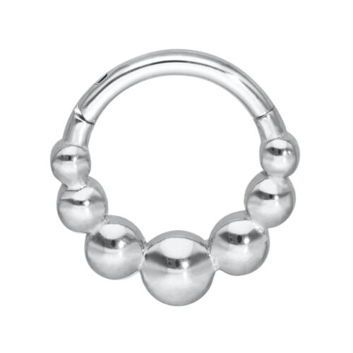 Anello piercing argento con design a sfere su sfondo bianco