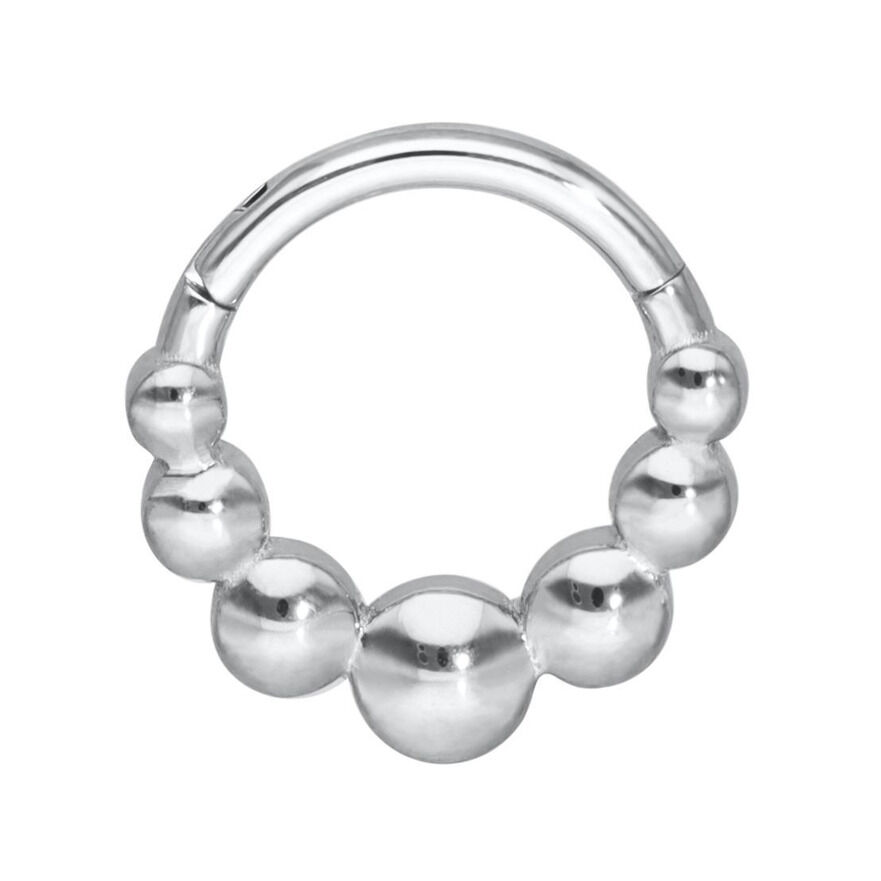 Anello piercing argento con design a sfere su sfondo bianco