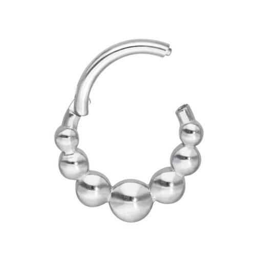 Clicker per septum in argento con design a sfere su sfondo bianco