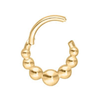 Anello piercing dorato con design a sfere su sfondo bianco