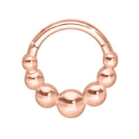 Anello piercing in oro rosa con palline su sfondo bianco