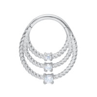 Anello piercing in argento con tre bande intrecciate e cristalli su sfondo bianco