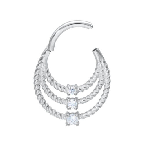 Anelli piercing intrecciati in argento con cristalli chiari su sfondo bianco
