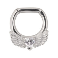 Clicker septum color argento con ali e cuore cristallino su sfondo bianco