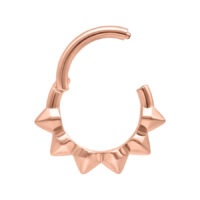 Anello piercing in oro rosa con design a spikes su sfondo bianco
