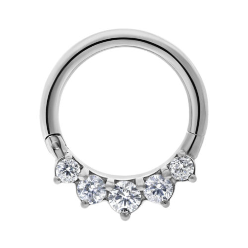 Anello piercing argento con cristalli chiari su sfondo bianco