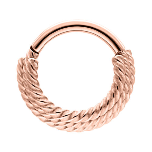 Clicker per septum in oro rosa con tre corde intrecciate su sfondo bianco
