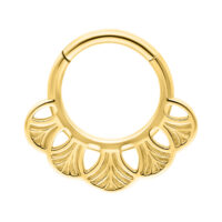 Clicker Piercing ad Anello Ginkgo Dorato Clicker Septum dorato con design Ginkgo su sfondo bianco