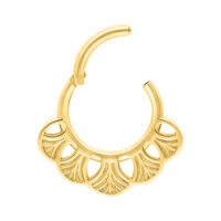 Anello Piercing Clicker Ginkgo Dorato Clicker Ginkgo dorato in acciaio chirurgico con design decorativo su sfondo bianco