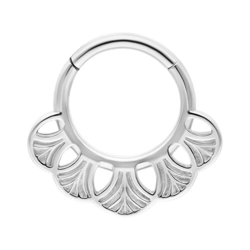 Anello piercing Ginkgo Clicker in argento su sfondo bianco