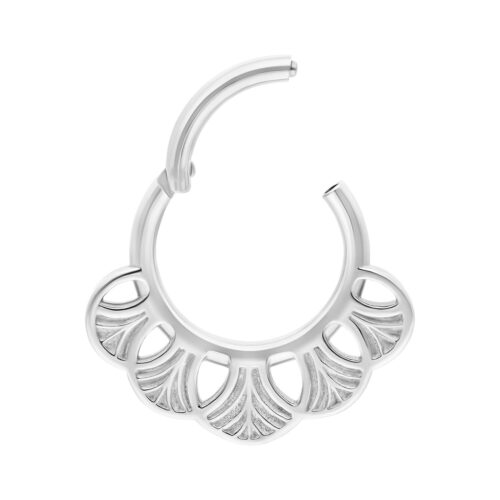 Anello piercing Ginkgo Clicker in argento con design dettagliato su sfondo bianco