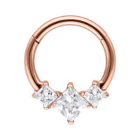 Clicker Septum in Oro Rosa con Zirconi Clicker septum in oro rosa in acciaio chirurgico con tre zirconi scintillanti su sfondo bianco