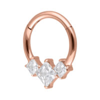 Clicker per Setto in Oro Rosa con Cristalli Clicker per setto in oro rosa in acciaio chirurgico con tre cristalli quadrati su sfondo bianco