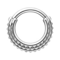 Clicker per setto nasale argento con design a triplo spike su sfondo bianco