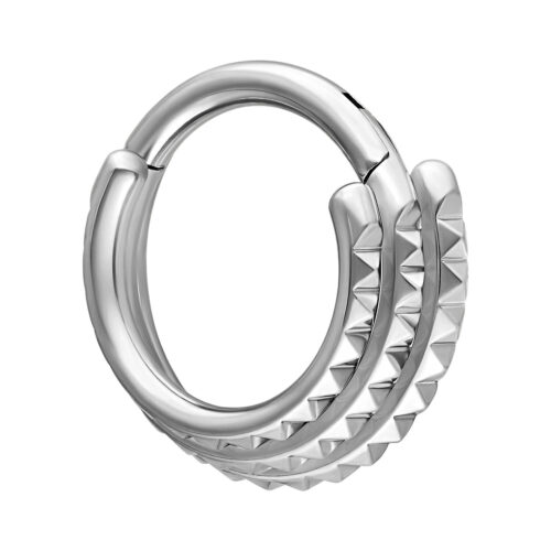 Clicker per setto nasale in argento con design a triplo spike su sfondo bianco