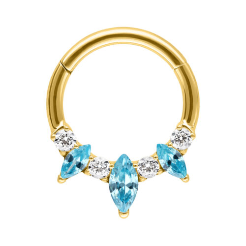 Anello piercing dorato con cristalli color acquamarina su sfondo bianco