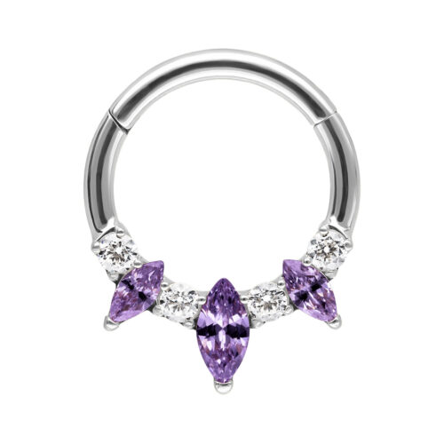 Clicker per septum color argento con tre cristalli di ametista viola su sfondo bianco