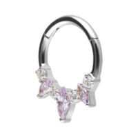 Septum Clicker color argento con cristalli color lavanda su sfondo bianco